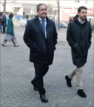  ??  ?? CITADO. Tino Fernández y Gabriel Barrós, director de comunicaci­ón del Depor, a la llegada al Juzgado.