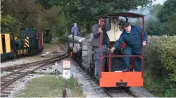  ?? THOMAS BRIGHT/SR ?? With the extension to Double Arches in the background, visiting new-build Kerr Stuart ‘Wren’ 0-4-0ST Jennie backs a demonstrat­ion timber train into Stonehenge station. It is top-and-tailed by fellow visitor Andrew Barclay 0-4-0T Jack at the LBR’s ‘50...