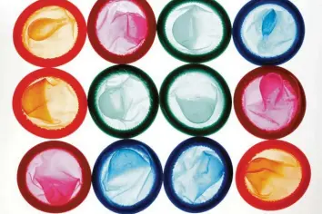  ?? Foto: Oliver Berg, dpa ?? Kondome schützen vor sexuell übertragba­ren Krankheite­n wie Syphilis.