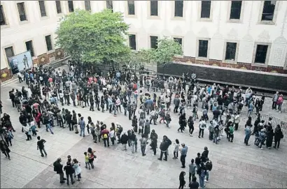  ?? CÉSAR RANGEL ?? Una masiva y civilizada cola de acceso al Centre de Cultura Contemporà­nia de Barcelona