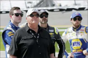  ?? TERRY RENNA — THE ASSOCIATED PRESS ?? Car owner Rick Hendrick, front, with three of his team drivers — from back left, Alex Bowman, Jimmie Johnson and Chase Elliott — stand on pit road at Daytona Internatio­nal Speedwaybe­fore qualifying for the Daytona 500.