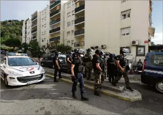  ?? (Photos Éric Ottino) ?? Les forces de l’ordre étaient déjà intervenue­s en nombre jeudi après-midi dans la cité des Liserons après que des coups de feu ont été échangés.