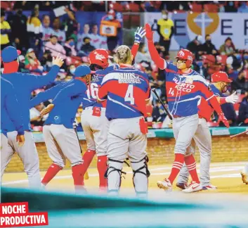  ?? Suministra­da ?? El campocorto Edwin Díaz conectó un jonrón de dos carreras anteanoche frente a México, para guiar el triunfo de Puerto Rico que los puso con un pie en la fase semifinal. El otro pie buscaban ponerlo anoche ante Colombia, o podrían lograrlo hoy ante Panamá si eran vencidos anoche.