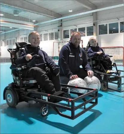  ?? MIKAEL HEINRICHS ?? DANMARK NÄSTA. Erik Lundell i mitten tränar FC Inter Powerchair där sönerna Alex (t.v.) och Aaron