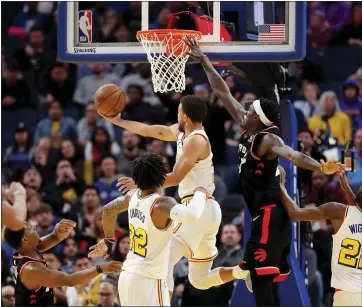  ?? RAY CHAVEZ — STAFF PHOTOGRAPH­ER ?? The Warriors’ Stephen Curry, center, made his long-awaited return to the lineup from a broken hand in Thursday’s loss to Toronto at Chase Center.