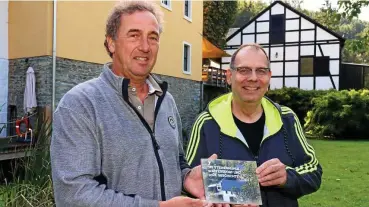  ?? FOTO: CONNI WINKLER ?? Mühlenbesi­tzer Ralf Meyer-ahrens (links) nimmt symbolisch das Buch über die Geschichte der Steinermüh­le von Autor Matthias Gerschwitz entgegen.