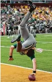  ?? Tony Gutierrez / Associated Press ?? Baylor quarterbac­k Seth Russell lands in the end zone after a 26-yard TD run.