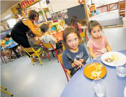  ?? Photo / Michael Cunningham ?? Jadyc Cook and Phoenix Sngoun tuck into their kumara and vegetable frittata yesterday.