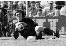  ?? FOTO: HORSTMÜLLE­R ?? Wilfried Woyke im August 1971 im erfolgreic­hen Einsatz gegen die Bayern.