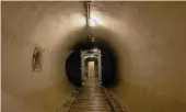  ?? ?? Beklemmend eng: Die Tunnel sind von vier Meter dickem Stahlbeton geschützt.