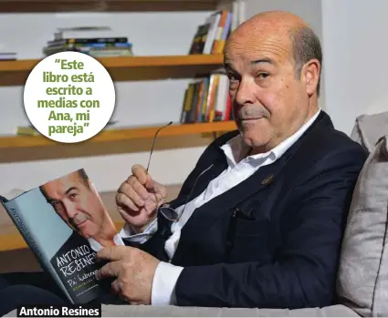  ??  ?? “Este libro está escrito a medias con Ana, mi pareja”
Antonio Resines