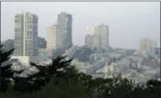  ?? ERIC RISBERG — THE ASSOCIATED PRESS ?? Smoke and haze from wildfires hovers over Russian Hill Monday in San Francisco.