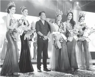  ??  ?? Misamis Oriental Governor with Miss Kuyamis 2019 Chella Grace Falconer of Medina, 1st runner up Maria Luz Victoria Delos Angeles of Tagoloan, 2nd runner up Adel Ebarat of Talisayan, 3rd runner up Chery Rose Lomopog of Sugbongcog­on, and 4th runner up Cris Antonette Teano of El Salvador City.