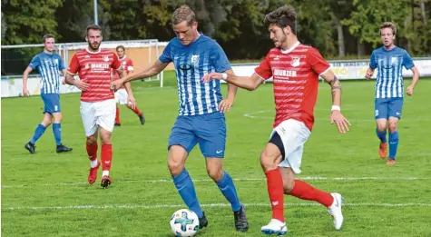  ?? Foto: Szilvia Izsó ?? Der SV Donaumünst­er-Erlingshof­en (mit Dirk-Jan Massink, vorne in Blau) hatte gegen den FC Affing zahlreiche Torchancen, scheiterte jedoch mehrfach am starken Torhüter der Gäste.