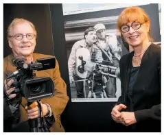  ??  ?? Les photos de tournage sont innombrabl­es. Claude Fournier et Marie-Josée Raymond sont devant la photo de plateau du film Les Tisserands du pouvoir.