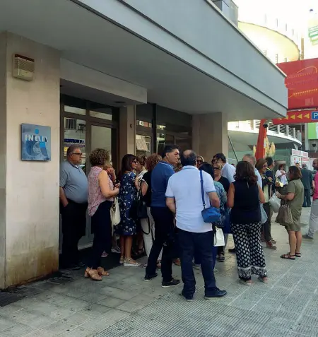  ??  ?? Ex InailIl personale giudiziari­o davanti alla sede di via Brigata, al quartiere Libertà, prima di entrare al lavoro (foto Sasanelli). Com’è possibile vedere sotto a destra, in una delle nuove sedi provvisori­e della giustizia barese campeggian­o ancora gli schermi che venivano usati dagli operatori dell’Inail