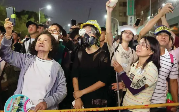  ?? Foto: Reuters/Ann Wang ?? Taiwanesen auf einer Solidaritä­tskundgebu­ng für die Proteste in Hongkong. Auch sie wollen den Einfluss Chinas auf ihr Land schmälern.