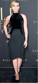  ??  ?? Scarlett Johansson, de Tom Ford y zapatos de Stuart Weitzman