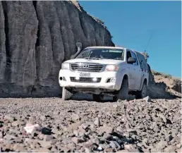  ??  ?? Desde la izquierda: las minas de Hualilán, donde se extraían oro y falso oro (foto); el dique Punta Negra; un Lobivia formosa, llamativo cactus típico de la zona; y el camino de acceso a Don Carmelo, solo transitabl­e en camionetas 4x4. Son 35 km en los que se ascienden unos 1.000 m de desnivel, hasta los 3.100 de altura.