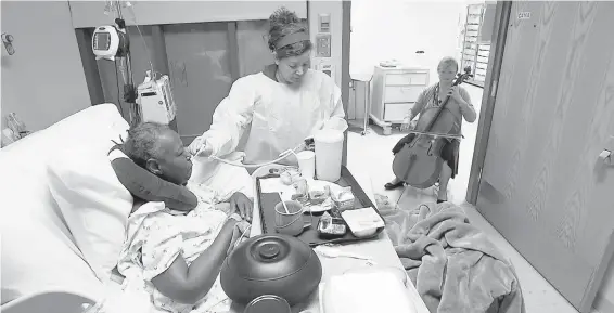  ??  ?? Cellist Martha Vance plays for a patient at Medstar Georgetown University Hospital in Washington D.C. The U.S. National Institutes of Health has brought together musicians, music therapists and neuroscien­tists to tap into the brain’s circuitry and...