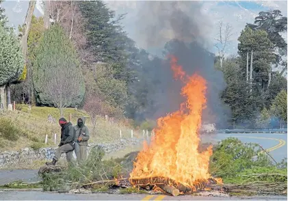  ?? ?? Incidentes. Miembros de una comunidad mapuche cortan la ruta 40 en el lago Mascardi en el 2018.