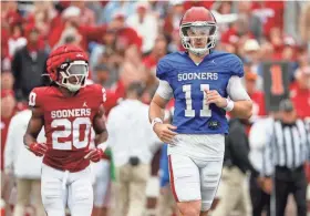  ?? BRYAN TERRY/THE OKLAHOMAN ?? OU quarterbac­k Jackson Arnold walks to the line of scrimmage during the Sooners’ spring game pn April 20.