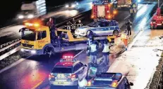  ?? FOTO: TITZ ?? Bei dem tödlichen Unfall am 27. Dezember krachte ein Lkw in einen Streifenwa­gen, der sich wegen einer Fahndung auf dem Standstrei­fen befand.