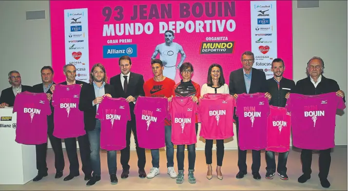  ?? FOTO: PEP MORATA ?? Atletas, autoridade­s y patrocinad­ores muestran la camiseta oficial de la 93 Jean Bouin Gran Premi Allianz, la clásica de Mundo Deportivo, que este domingo reunirá a más de 13.000 atletas en Barcelona