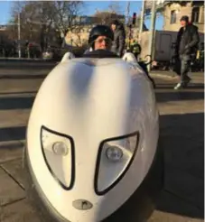  ?? FOTO: MICHAEL TOLL ?? AERODYNAMI­SK. Peter Cronholm i sin velomobil. Späckhugga­rcykeln, eller Orca som den heter på engelska, som drivs med hjälp av en liten elmotor.