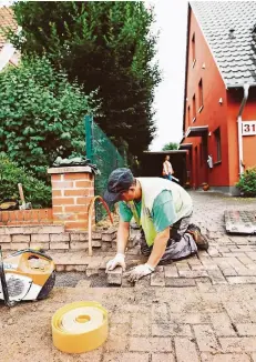  ?? ARCHIV-BILD: DEUTSCHE GLASFASER/M. MONECKE ?? Die Deutsche Glasfaser baut ein offenes Glasfasern­etz. Dabei werden Baumaßnahm­en erforderli­ch – wie Pflasterar­beiten.