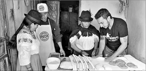  ?? Fotos: Cortesía ?? •
Diego Suárez (der.) durante la capacitaci­ón a los pobladores de Chilco, en la elaboració­n de varios tipos de pan.