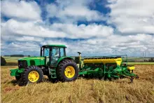  ??  ?? MáQUINA NO CAMPO: área de plantio direto no Centro-Oeste, sistema no qual estão cerca de 32 milhões de hectares