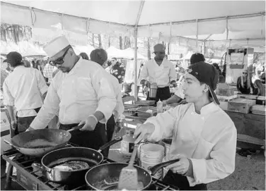  ?? JOSHUA C. CRUEY/STAFF PHOTOGRAPH­ER ?? More than 30,000 visitors are expected to attend the Orlando Downtown Food & Wine Fest this weekend by Lake Eola.