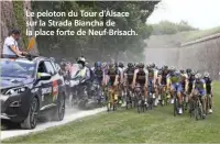  ??  ?? Le peloton du Tour d’Alsace sur la Strada Biancha de la place forte de Neuf-Brisach.