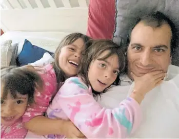  ?? ?? Felicidad. Con sus tres hijas en uno de esos momentos en que todo es disfrute.