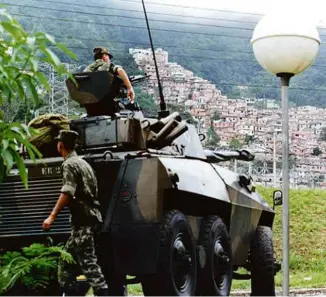  ?? Luciana Whitaker - 1º.jun.1992/folhapress ?? Carro blindado do Exército no entorno da favela da Rocinha, na zona sul do Rio, ponto tido como estratégic­o no esquema de segurança da conferênci­a