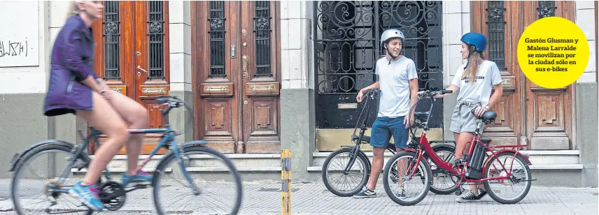  ?? AFV ?? Gastón Glusman y Malena Larralde se movilizan por la ciudad sólo en sus e-bikes
