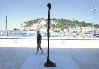  ?? (Photos Franck Fernandes et Fondation Giacometti) ?? La «Grande femme I» d’Alberto Giacometti () sur la terrasse du pavillon de l’Horloge, qui surmonte l’ancien bagne de Nice devenu galerie Lympia. Bronze, xxcm.