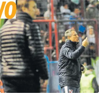  ??  ?? HOLAN VS. PERAZZO: EL TÉCNICO DEL ROJO NO PUDO QUEBRAR EL CERROJO DE SU COLEGA DEL TIBURÓN.