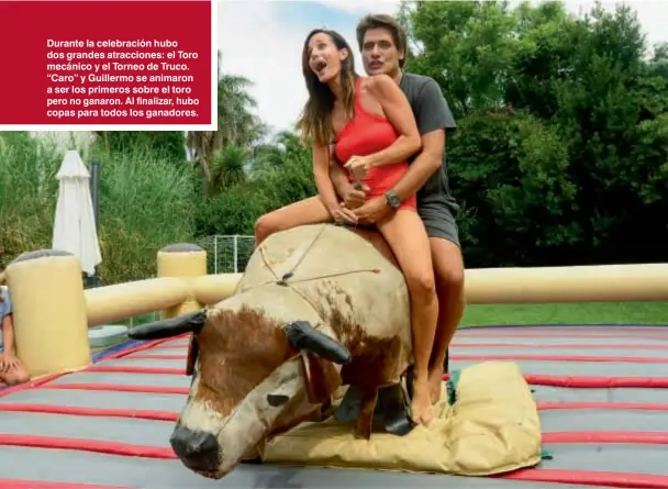  ??  ?? Durante la celebració­n hubo dos grandes atraccione­s: el Toro mecánico y el Torneo de Truco. “Caro” y Guillermo se animaron a ser los primeros sobre el toro pero no ganaron. Al finalizar, hubo copas para todos los ganadores.