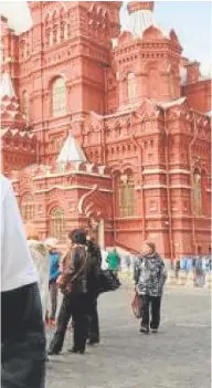  ?? // ABC ?? Arriba, Salvini en la Plaza Roja de Moscú. A la izquierda, el alcalde de Przemysl (Polonia) le saca los colores recordándo­le su apoyo a Putin