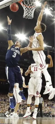  ?? ERIC GAY/THE ASSOCIATED PRESS ?? Guard Josh Hart, left, was virtually unstoppabl­e in Villanova’s 95-51 win over Oklahoma on Saturday, scoring 23 points on 10-for-12 shooting.