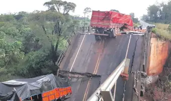  ??  ?? Puente que conectaba el Cruce Tacuatí (Ruta PY08) con Tacuatí, que se desplomó días atrás, tenía fallas estructura­les, pero aún así el MOPC no clausuró el paso.