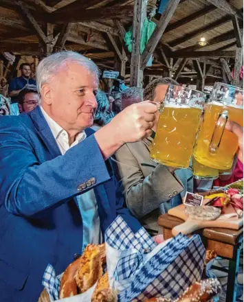  ?? Foto: Armin Weigel, dpa ?? Zuhause ist es doch am schönsten. Erstmals seit dem Ende der schweren Regierungs­krise tritt Horst Seehofer in einem Bierzelt auf – in Töging am Inn.