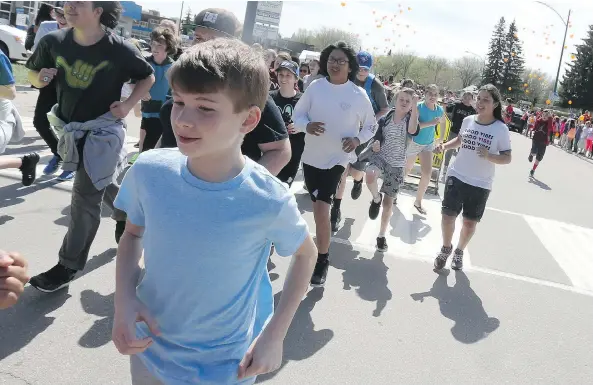  ?? MICHELLE BERG ?? John Lake Elementary School students held an honour run on Tuesday during a day of learning about residentia­l schools with visitors from the impossible­2Possible program.