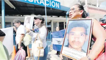  ??  ?? La caravana de madres centroamer­icanas en busca de sus desapareci­dos entró a Mexico por el cruce de Talismán, en la frontera con Guatemala. Las mujeres recorrerán la ruta migratoria hasta Estados Unidos, para luego volver a sus países.