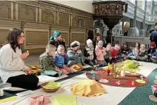  ?? TIMO GÖTZ ?? Bei einem kleinen Fest zum Gründonner­stag in der Sondershäu­ser Trinitatis­kirche bereitet Sandra Zornemann ihren Gästen aus verschiede­nen Kindergärt­en ein lehrreiche­s Vergnügen.