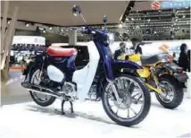  ??  ?? Honda Super cup C125. Motor yang masih mempertaha­nkan bentuk jadul namun didesain kekinian dengan warna cantik sudah disematkan fitur-fitur canggih seperti smart key dan pembuka jok otomatis. Sayang masih berupa motor konsep