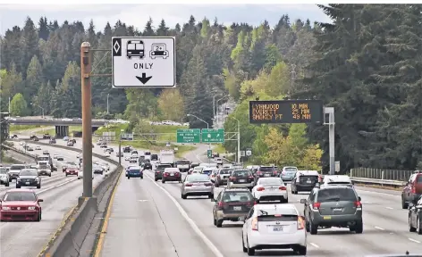  ?? FOTO: WIKIPEDIA/SOUNDERBRU­CE/CC ?? Auch in Seattle gibt es HOV Lanes: Die linke Spur ist hier für Busse und Autos mit zwei oder mehr Insassen freigegebe­n.