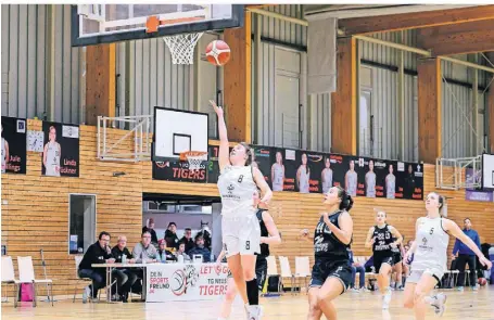  ?? FOTO: WOLFGANG WALTER ?? Freier Zugang zum Korb: Szenen wie diese brauchen Kim Franze (l.) und ihre Teamkolleg­innen am Samstag, wenn den Neuss Tigers in Chemnitz eine Überraschu­ng gelingen soll.